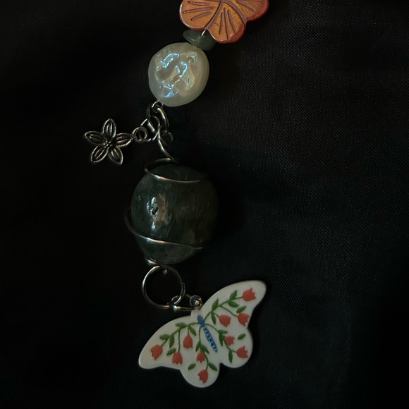 🌺CRYSTAL KEYCHAIN
🌺HANDMADE
🌺STAINLESS STEEL CHARMS
🌺100% REAL GREEN AGATE - Picture 4 of 5